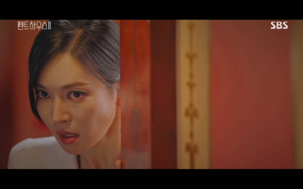 'Penthouse 2' tập 3: Bae Rona quỳ lạy để về phe 'cô giáo' Cheon Seo Jin, Ha Yoon Cheol cưỡng hôn vợ cũ - 25 'Penthouse 2' tập 3: Bae Rona quỳ lạy để về phe 'cô giáo' Cheon Seo Jin, Ha Yoon Cheol cưỡng hôn vợ cũ - 25