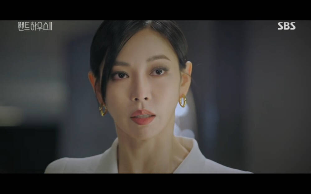 'Penthouse 2' tập 3: Bae Rona quỳ lạy để về phe 'cô giáo' Cheon Seo Jin, Ha Yoon Cheol cưỡng hôn vợ cũ - 30 'Penthouse 2' tập 3: Bae Rona quỳ lạy để về phe 'cô giáo' Cheon Seo Jin, Ha Yoon Cheol cưỡng hôn vợ cũ - 30