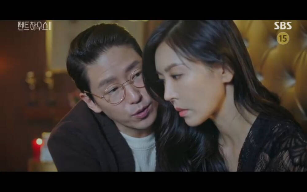'Penthouse 2' tập 3: Bae Rona quỳ lạy để về phe 'cô giáo' Cheon Seo Jin, Ha Yoon Cheol cưỡng hôn vợ cũ - 34 'Penthouse 2' tập 3: Bae Rona quỳ lạy để về phe 'cô giáo' Cheon Seo Jin, Ha Yoon Cheol cưỡng hôn vợ cũ - 34