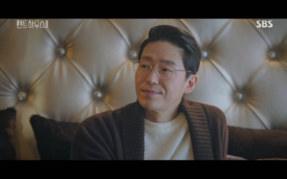 'Penthouse 2' tập 3: Bae Rona quỳ lạy để về phe 'cô giáo' Cheon Seo Jin, Ha Yoon Cheol cưỡng hôn vợ cũ - 35 'Penthouse 2' tập 3: Bae Rona quỳ lạy để về phe 'cô giáo' Cheon Seo Jin, Ha Yoon Cheol cưỡng hôn vợ cũ - 35