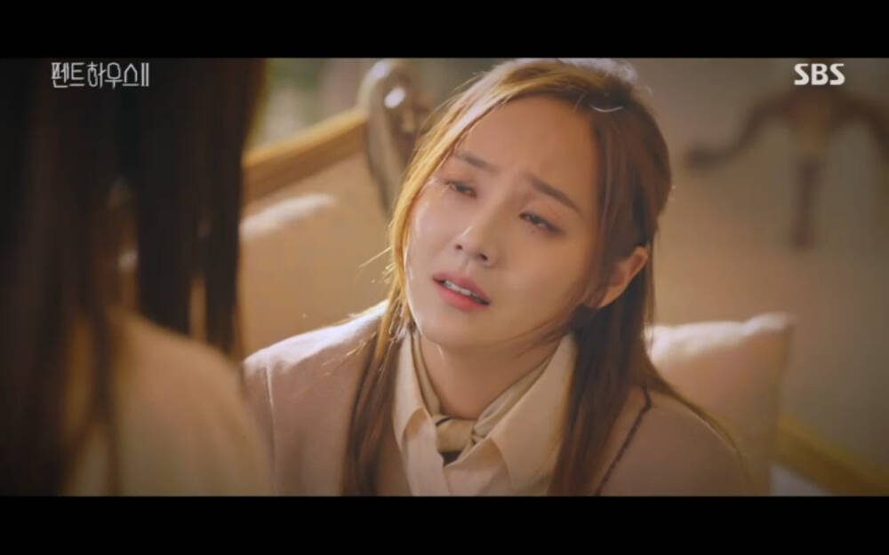 'Penthouse 2' tập 3: Bae Rona quỳ lạy để về phe 'cô giáo' Cheon Seo Jin, Ha Yoon Cheol cưỡng hôn vợ cũ - 38 'Penthouse 2' tập 3: Bae Rona quỳ lạy để về phe 'cô giáo' Cheon Seo Jin, Ha Yoon Cheol cưỡng hôn vợ cũ - 38