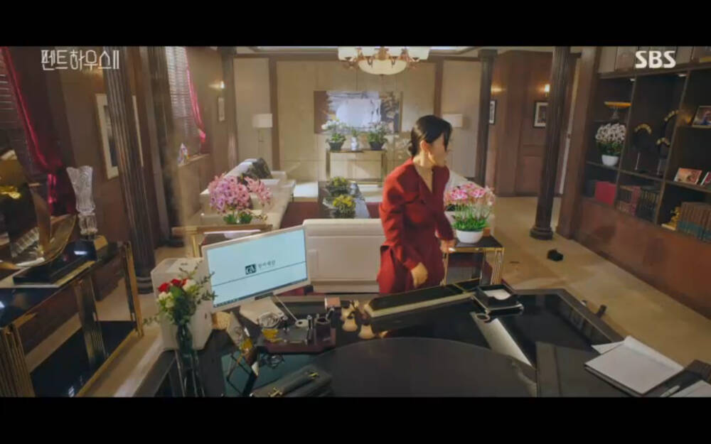'Penthouse 2' tập 3: Bae Rona quỳ lạy để về phe 'cô giáo' Cheon Seo Jin, Ha Yoon Cheol cưỡng hôn vợ cũ - 42 'Penthouse 2' tập 3: Bae Rona quỳ lạy để về phe 'cô giáo' Cheon Seo Jin, Ha Yoon Cheol cưỡng hôn vợ cũ - 42