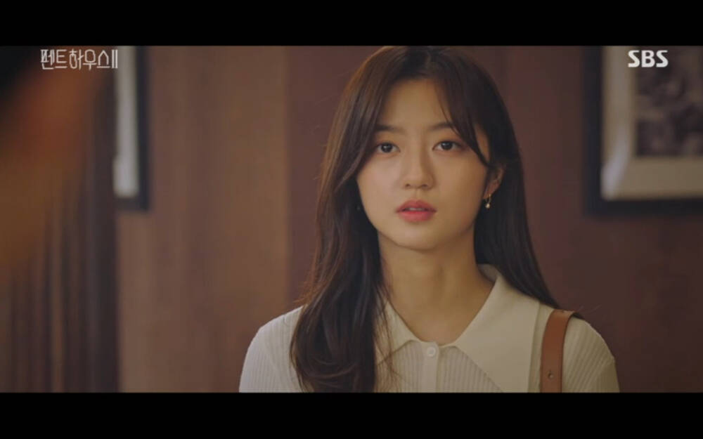 'Penthouse 2' tập 3: Bae Rona quỳ lạy để về phe 'cô giáo' Cheon Seo Jin, Ha Yoon Cheol cưỡng hôn vợ cũ - 43 'Penthouse 2' tập 3: Bae Rona quỳ lạy để về phe 'cô giáo' Cheon Seo Jin, Ha Yoon Cheol cưỡng hôn vợ cũ - 43