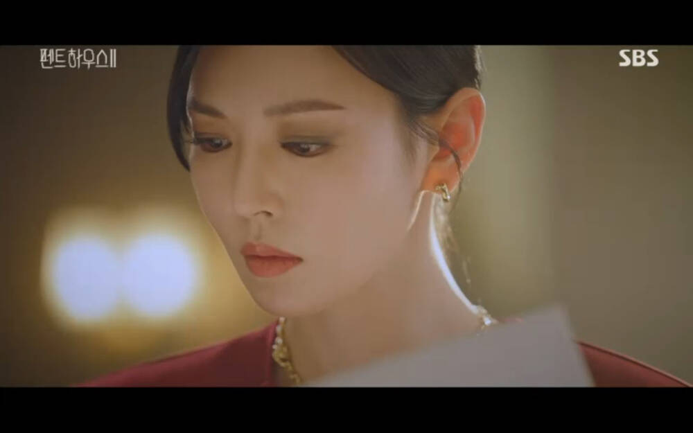 'Penthouse 2' tập 3: Bae Rona quỳ lạy để về phe 'cô giáo' Cheon Seo Jin, Ha Yoon Cheol cưỡng hôn vợ cũ - 44 'Penthouse 2' tập 3: Bae Rona quỳ lạy để về phe 'cô giáo' Cheon Seo Jin, Ha Yoon Cheol cưỡng hôn vợ cũ - 44
