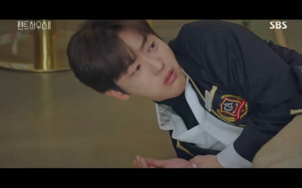 'Penthouse 2' tập 3: Bae Rona quỳ lạy để về phe 'cô giáo' Cheon Seo Jin, Ha Yoon Cheol cưỡng hôn vợ cũ - 48 'Penthouse 2' tập 3: Bae Rona quỳ lạy để về phe 'cô giáo' Cheon Seo Jin, Ha Yoon Cheol cưỡng hôn vợ cũ - 48