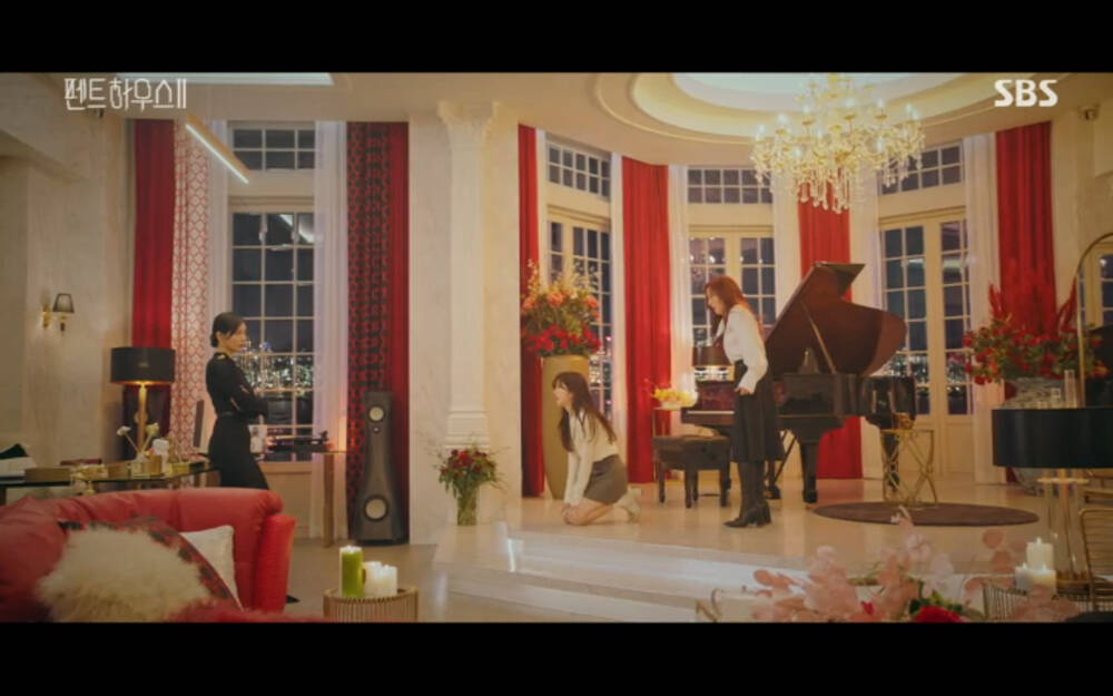 'Penthouse 2' tập 3: Bae Rona quỳ lạy để về phe 'cô giáo' Cheon Seo Jin, Ha Yoon Cheol cưỡng hôn vợ cũ - 56 'Penthouse 2' tập 3: Bae Rona quỳ lạy để về phe 'cô giáo' Cheon Seo Jin, Ha Yoon Cheol cưỡng hôn vợ cũ - 56