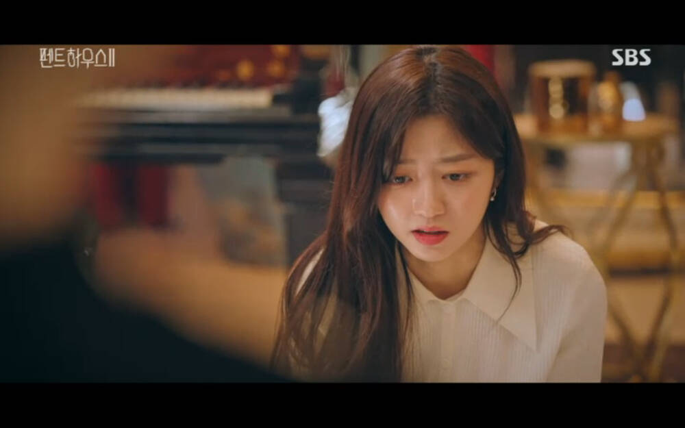 'Penthouse 2' tập 3: Bae Rona quỳ lạy để về phe 'cô giáo' Cheon Seo Jin, Ha Yoon Cheol cưỡng hôn vợ cũ - 57 'Penthouse 2' tập 3: Bae Rona quỳ lạy để về phe 'cô giáo' Cheon Seo Jin, Ha Yoon Cheol cưỡng hôn vợ cũ - 57