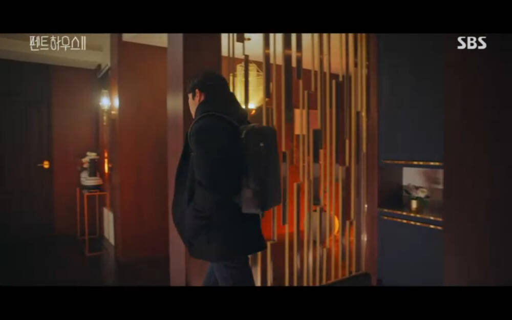 'Penthouse 2' tập 3: Bae Rona quỳ lạy để về phe 'cô giáo' Cheon Seo Jin, Ha Yoon Cheol cưỡng hôn vợ cũ - 61 'Penthouse 2' tập 3: Bae Rona quỳ lạy để về phe 'cô giáo' Cheon Seo Jin, Ha Yoon Cheol cưỡng hôn vợ cũ - 61