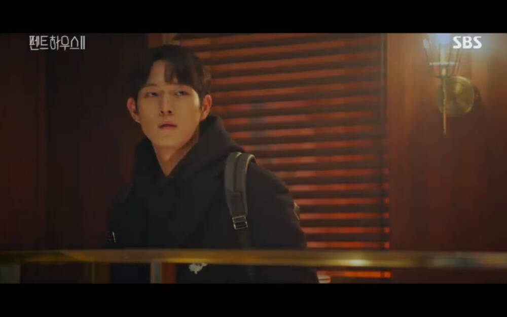 'Penthouse 2' tập 3: Bae Rona quỳ lạy để về phe 'cô giáo' Cheon Seo Jin, Ha Yoon Cheol cưỡng hôn vợ cũ - 62 'Penthouse 2' tập 3: Bae Rona quỳ lạy để về phe 'cô giáo' Cheon Seo Jin, Ha Yoon Cheol cưỡng hôn vợ cũ - 62