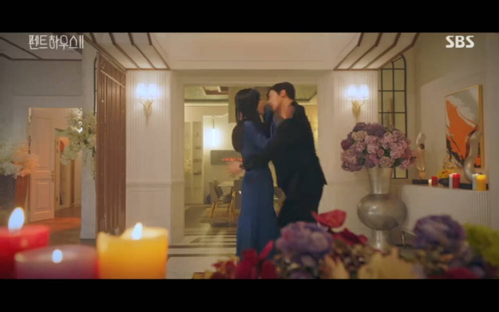 'Penthouse 2' tập 3: Bae Rona quỳ lạy để về phe 'cô giáo' Cheon Seo Jin, Ha Yoon Cheol cưỡng hôn vợ cũ - 66 'Penthouse 2' tập 3: Bae Rona quỳ lạy để về phe 'cô giáo' Cheon Seo Jin, Ha Yoon Cheol cưỡng hôn vợ cũ - 66