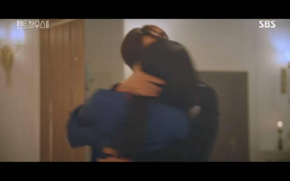 'Penthouse 2' tập 3: Bae Rona quỳ lạy để về phe 'cô giáo' Cheon Seo Jin, Ha Yoon Cheol cưỡng hôn vợ cũ - 67 'Penthouse 2' tập 3: Bae Rona quỳ lạy để về phe 'cô giáo' Cheon Seo Jin, Ha Yoon Cheol cưỡng hôn vợ cũ - 67