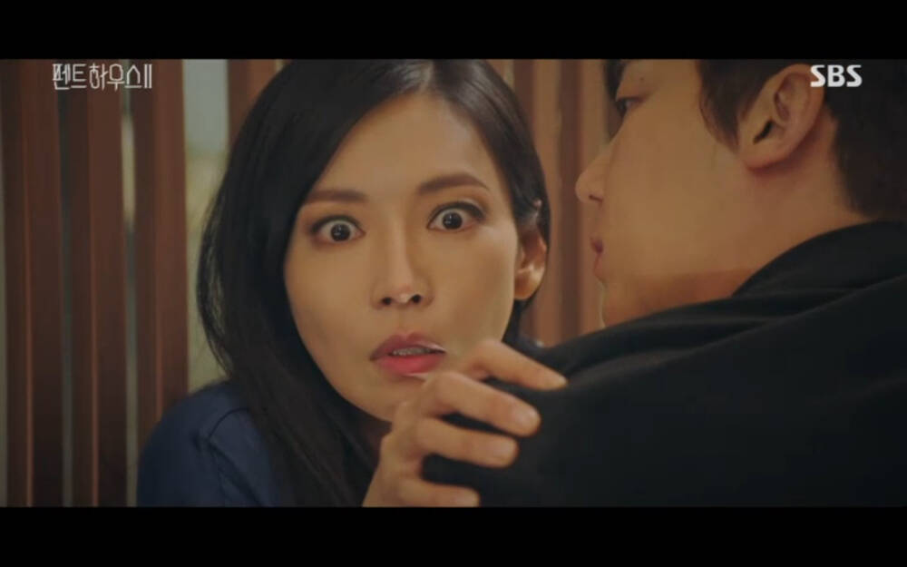 'Penthouse 2' tập 3: Bae Rona quỳ lạy để về phe 'cô giáo' Cheon Seo Jin, Ha Yoon Cheol cưỡng hôn vợ cũ - 68 'Penthouse 2' tập 3: Bae Rona quỳ lạy để về phe 'cô giáo' Cheon Seo Jin, Ha Yoon Cheol cưỡng hôn vợ cũ - 68