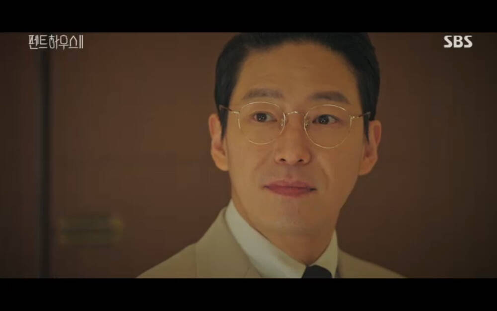 'Penthouse 2' tập 3: Bae Rona quỳ lạy để về phe 'cô giáo' Cheon Seo Jin, Ha Yoon Cheol cưỡng hôn vợ cũ - 70 'Penthouse 2' tập 3: Bae Rona quỳ lạy để về phe 'cô giáo' Cheon Seo Jin, Ha Yoon Cheol cưỡng hôn vợ cũ - 70