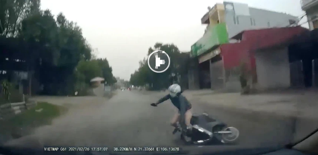 Video: Nữ ninja Lead ngã lăn ra giữa đường và khoảnh khắc suýt chết trước đầu ô tô khiến ai nấy bủn rủn Video: Nữ ninja Lead ngã lăn ra giữa đường và khoảnh khắc suýt chết trước đầu ô tô khiến ai nấy bủn rủn