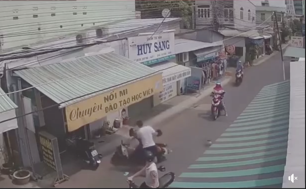 Clip: Thanh niên giật đồ nhưng mất lái ngã nhào ra đường, cái kết sấp mặt khiến nhiều người xôn xao Clip: Thanh niên giật đồ nhưng mất lái ngã nhào ra đường, cái kết sấp mặt khiến nhiều người xôn xao
