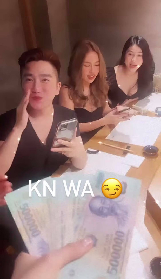 Nguyên tắc cuộc vui toàn 'mùi tiền' của hội bạn Ngọc Trinh: Hết tráo thẻ trả tiền, lì xì nghìn đô đến phạt 5 triệu/10 phút đi trễ - 3 Nguyên tắc cuộc vui toàn 'mùi tiền' của hội bạn Ngọc Trinh: Hết tráo thẻ trả tiền, lì xì nghìn đô đến phạt 5 triệu/10 phút đi trễ - 3