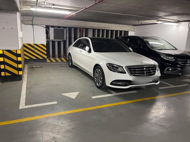Đỗ xe ngang trái, chủ Mercedes tiền tỷ 'tái mặt' khi đối diện với màn trừng phạt đặc biệt - 1 Đỗ xe ngang trái, chủ Mercedes tiền tỷ 'tái mặt' khi đối diện với màn trừng phạt đặc biệt - 1