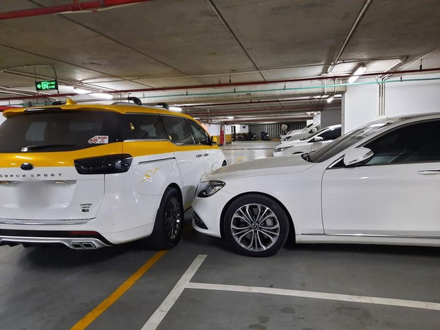 Đỗ xe ngang trái, chủ Mercedes tiền tỷ 'tái mặt' khi đối diện với màn trừng phạt đặc biệt - 3 Đỗ xe ngang trái, chủ Mercedes tiền tỷ 'tái mặt' khi đối diện với màn trừng phạt đặc biệt - 3