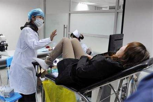 Cô gái 26 tuổi bị ung thư cổ tử cung vì không nghe lời mẹ, nhất quyết cưới 'tra nam' - 1 Cô gái 26 tuổi bị ung thư cổ tử cung vì không nghe lời mẹ, nhất quyết cưới 'tra nam' - 1