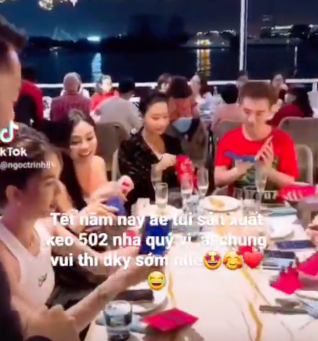 Nguyên tắc cuộc vui toàn 'mùi tiền' của hội bạn Ngọc Trinh: Hết tráo thẻ trả tiền, lì xì nghìn đô đến phạt 5 triệu/10 phút đi trễ - 6 Nguyên tắc cuộc vui toàn 'mùi tiền' của hội bạn Ngọc Trinh: Hết tráo thẻ trả tiền, lì xì nghìn đô đến phạt 5 triệu/10 phút đi trễ - 6