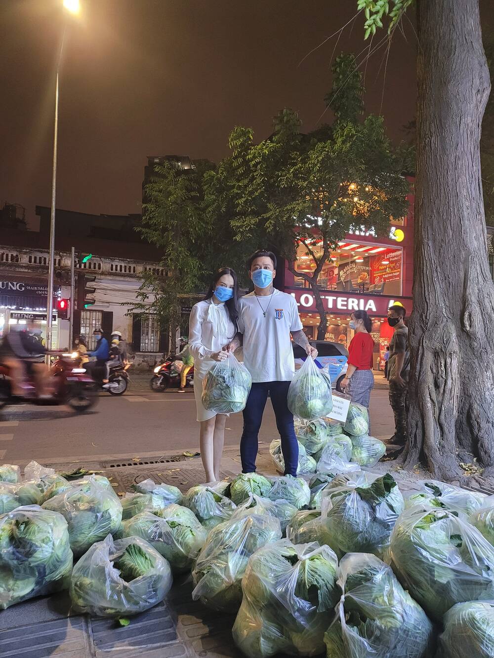 Tuấn Hưng cùng bà xã tiếp tục giải cứu nông sản vùng tâm dịch Hải Dương Tuấn Hưng cùng bà xã tiếp tục giải cứu nông sản vùng tâm dịch Hải Dương