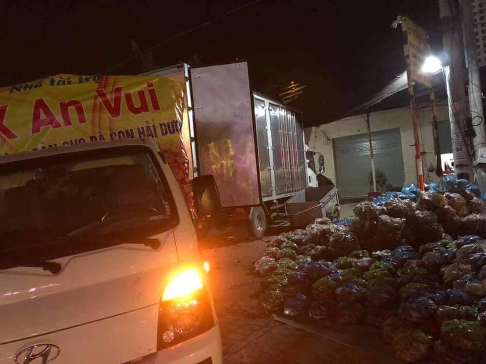 Tuấn Hưng cùng bà xã tiếp tục giải cứu nông sản vùng tâm dịch Hải Dương - 1 Tuấn Hưng cùng bà xã tiếp tục giải cứu nông sản vùng tâm dịch Hải Dương - 1