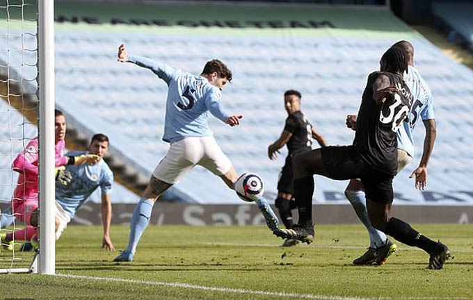 Cặp trung vệ cùng ghi bàn, Man City thắng 14 vòng liên tiếp Cặp trung vệ cùng ghi bàn, Man City thắng 14 vòng liên tiếp