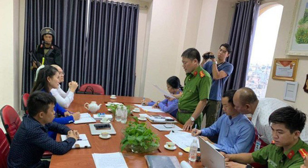 Công an TP.HCM thu giữ 20 thỏi màu vàng và những gì tại Tập đoàn Alibaba? Công an TP.HCM thu giữ 20 thỏi màu vàng và những gì tại Tập đoàn Alibaba?