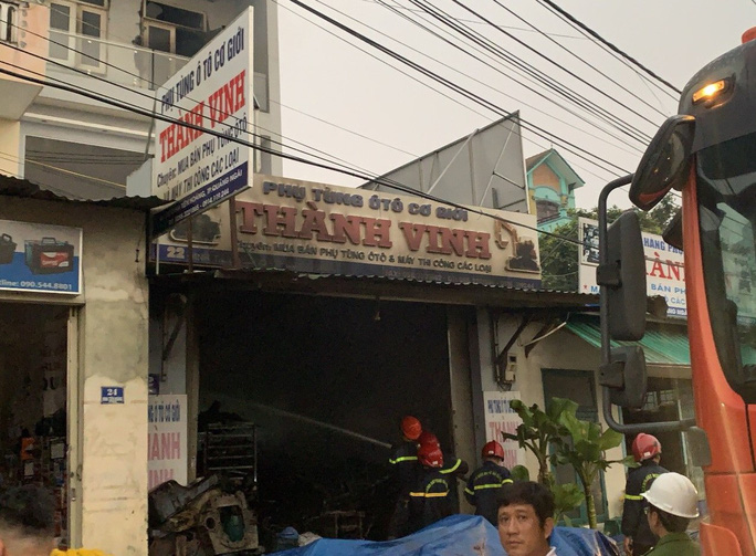 Ứng cứu kịp thời hai cha con mắc kẹt trong ngôi nhà đang bốc cháy dữ dội - 1 Ứng cứu kịp thời hai cha con mắc kẹt trong ngôi nhà đang bốc cháy dữ dội - 1