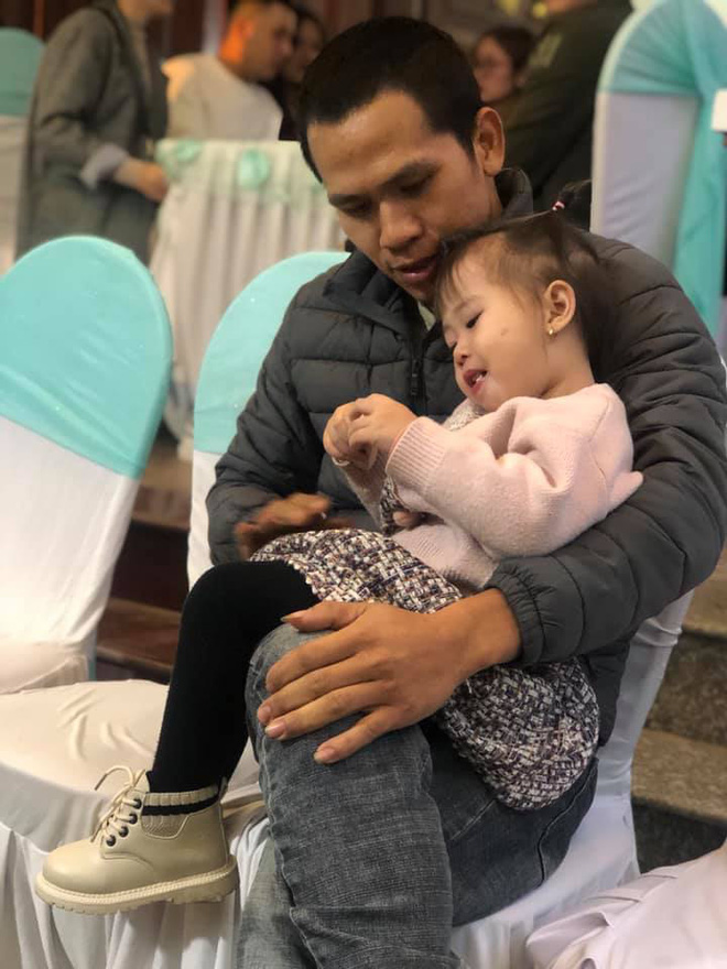 Những khoảnh khắc đời thường, ngọt ngào bên con gái của 'người hùng' cứu sống bé gái rơi từ tầng 13 - 16 Những khoảnh khắc đời thường, ngọt ngào bên con gái của 'người hùng' cứu sống bé gái rơi từ tầng 13 - 16