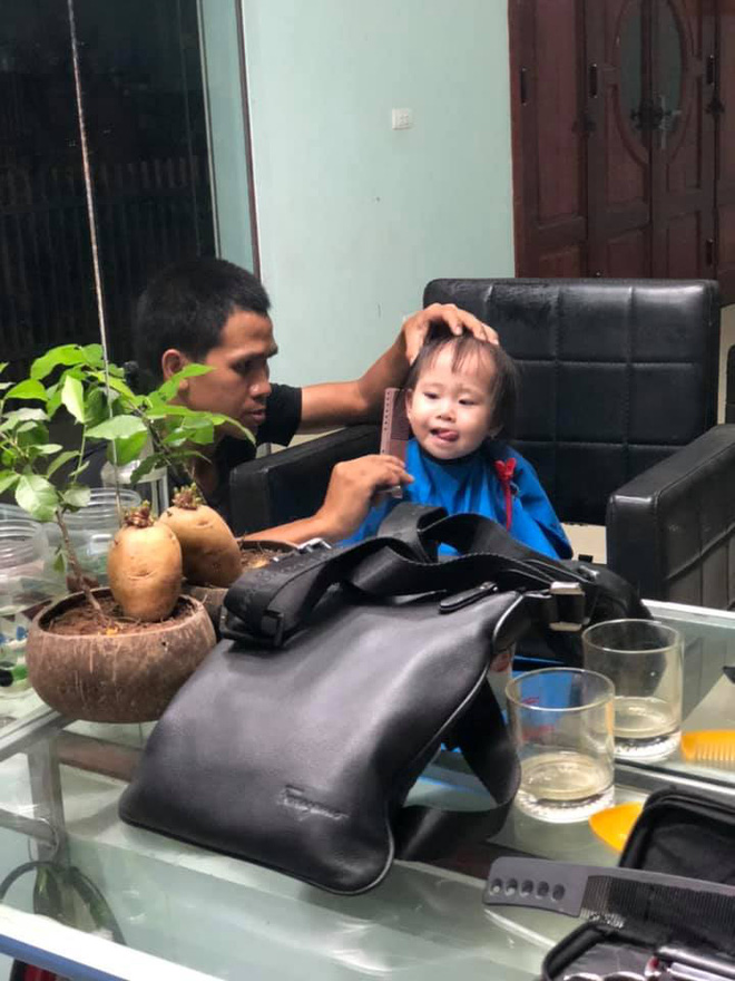 Những khoảnh khắc đời thường, ngọt ngào bên con gái của 'người hùng' cứu sống bé gái rơi từ tầng 13 - 10 Những khoảnh khắc đời thường, ngọt ngào bên con gái của 'người hùng' cứu sống bé gái rơi từ tầng 13 - 10