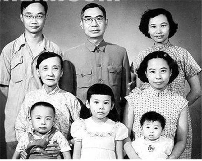 Vợ vừa mất, người đàn ông mang nhân tình cùng con riêng thế chỗ và nhận phản ứng không tưởng từ con trai cả, quả báo đến sau đó 22 năm mới đắng cay tột cùng - 4 Vợ vừa mất, người đàn ông mang nhân tình cùng con riêng thế chỗ và nhận phản ứng không tưởng từ con trai cả, quả báo đến sau đó 22 năm mới đắng cay tột cùng - 4
