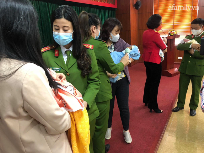 Vụ phát hiện đường dây mua bán trẻ em quy mô cực lớn: Người mẹ 'bán con' khai chưa nhận được đồng nào thì bị bắt Vụ phát hiện đường dây mua bán trẻ em quy mô cực lớn: Người mẹ 'bán con' khai chưa nhận được đồng nào thì bị bắt