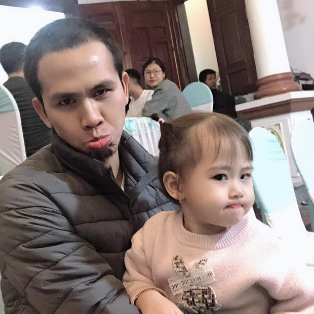 Những khoảnh khắc đời thường, ngọt ngào bên con gái của 'người hùng' cứu sống bé gái rơi từ tầng 13 Những khoảnh khắc đời thường, ngọt ngào bên con gái của 'người hùng' cứu sống bé gái rơi từ tầng 13