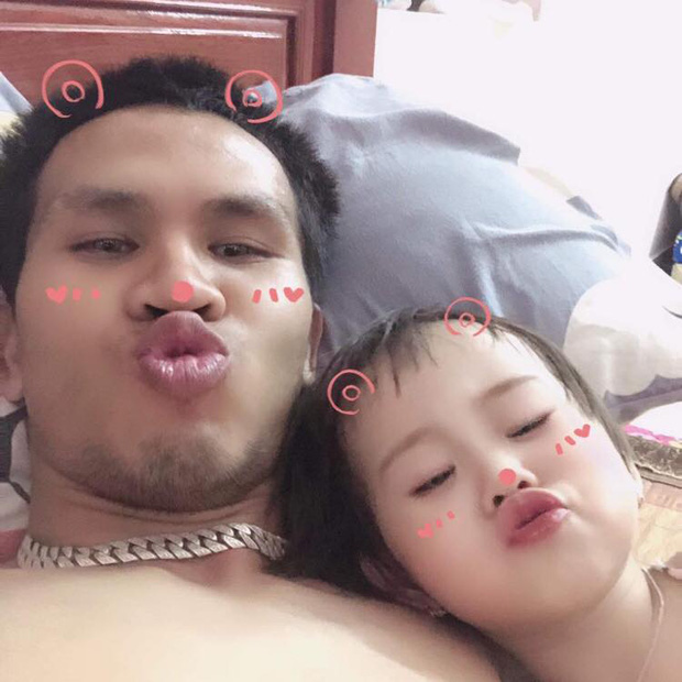 Những khoảnh khắc đời thường, ngọt ngào bên con gái của 'người hùng' cứu sống bé gái rơi từ tầng 13 - 1 Những khoảnh khắc đời thường, ngọt ngào bên con gái của 'người hùng' cứu sống bé gái rơi từ tầng 13 - 1
