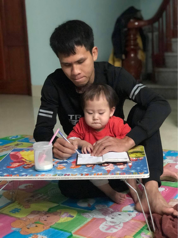 Những khoảnh khắc đời thường, ngọt ngào bên con gái của 'người hùng' cứu sống bé gái rơi từ tầng 13 - 2 Những khoảnh khắc đời thường, ngọt ngào bên con gái của 'người hùng' cứu sống bé gái rơi từ tầng 13 - 2