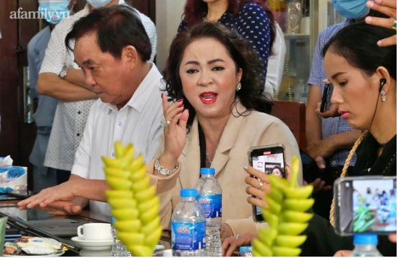 Lương y Võ Hoàng Yên trần tình việc bị vợ ông Dũng 'lò vôi' tố lừa gạt hàng trăm tỷ: 'Anh là ông chủ lớn, tôi là hạt cát trên sa mạc, có đáng gì đâu' - 1 Lương y Võ Hoàng Yên trần tình việc bị vợ ông Dũng 'lò vôi' tố lừa gạt hàng trăm tỷ: 'Anh là ông chủ lớn, tôi là hạt cát trên sa mạc, có đáng gì đâu' - 1