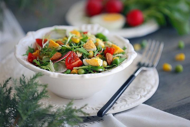 Ăn salad để giảm cân? 8 cách ăn salad sai lầm có thể gây phản tác dụng, thậm chí hại sức khỏe - 3 Ăn salad để giảm cân? 8 cách ăn salad sai lầm có thể gây phản tác dụng, thậm chí hại sức khỏe - 3