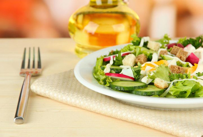 Ăn salad để giảm cân? 8 cách ăn salad sai lầm có thể gây phản tác dụng, thậm chí hại sức khỏe - 2 Ăn salad để giảm cân? 8 cách ăn salad sai lầm có thể gây phản tác dụng, thậm chí hại sức khỏe - 2
