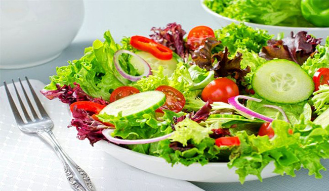 Ăn salad để giảm cân? 8 cách ăn salad sai lầm có thể gây phản tác dụng, thậm chí hại sức khỏe Ăn salad để giảm cân? 8 cách ăn salad sai lầm có thể gây phản tác dụng, thậm chí hại sức khỏe