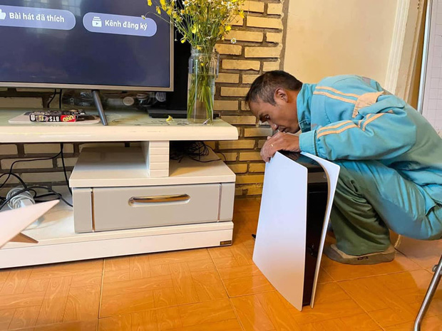 Cộng đồng 'dậy sóng' với một pha lừa vợ đỉnh cao: Chị em chú ý máy chơi game PS5 lại 'cosplay' thành modem Wi-Fi, lần này các anh quá bài bản rồi! - 1 Cộng đồng 'dậy sóng' với một pha lừa vợ đỉnh cao: Chị em chú ý máy chơi game PS5 lại 'cosplay' thành modem Wi-Fi, lần này các anh quá bài bản rồi! - 1