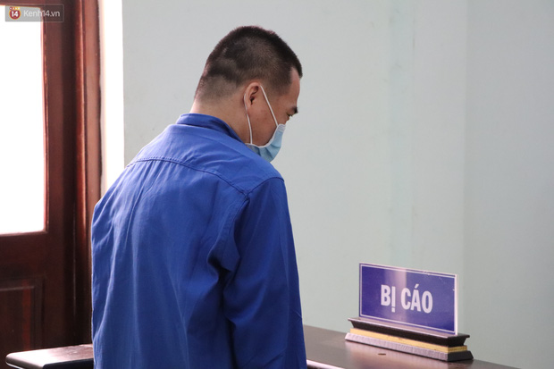 Thầy giáo dâm ô 4 nam sinh THCS khóc nức nở khi bị tuyên án 7 năm tù, bố mẹ nạn nhân bức xúc đòi kháng cáo - 2 Thầy giáo dâm ô 4 nam sinh THCS khóc nức nở khi bị tuyên án 7 năm tù, bố mẹ nạn nhân bức xúc đòi kháng cáo - 2
