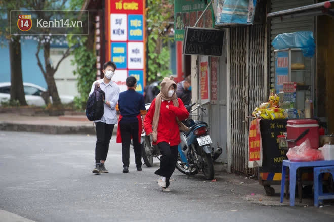 Học sinh Hà Nội đeo khẩu trang kín mít sau 1 tháng nghỉ dịch, chạy vội vào lớp do đi học muộn - 9 Học sinh Hà Nội đeo khẩu trang kín mít sau 1 tháng nghỉ dịch, chạy vội vào lớp do đi học muộn - 9