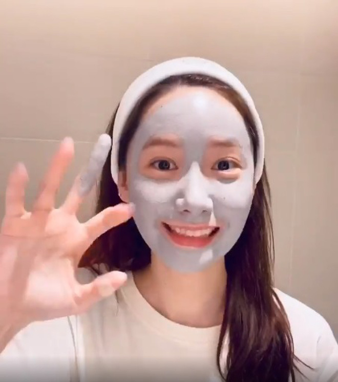 Yoona và loạt sao Hàn hé lộ cách rửa mặt "sạch sành sanh", áp dụng theo để loại bỏ đám bã nhờn đáng ghét! - 4 Yoona và loạt sao Hàn hé lộ cách rửa mặt "sạch sành sanh", áp dụng theo để loại bỏ đám bã nhờn đáng ghét! - 4