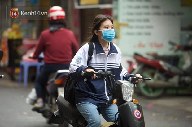 Học sinh Hà Nội đeo khẩu trang kín mít sau 1 tháng nghỉ dịch, chạy vội vào lớp do đi học muộn - 12 Học sinh Hà Nội đeo khẩu trang kín mít sau 1 tháng nghỉ dịch, chạy vội vào lớp do đi học muộn - 12