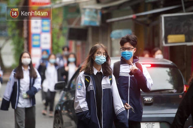Học sinh Hà Nội đeo khẩu trang kín mít sau 1 tháng nghỉ dịch, chạy vội vào lớp do đi học muộn - 7 Học sinh Hà Nội đeo khẩu trang kín mít sau 1 tháng nghỉ dịch, chạy vội vào lớp do đi học muộn - 7