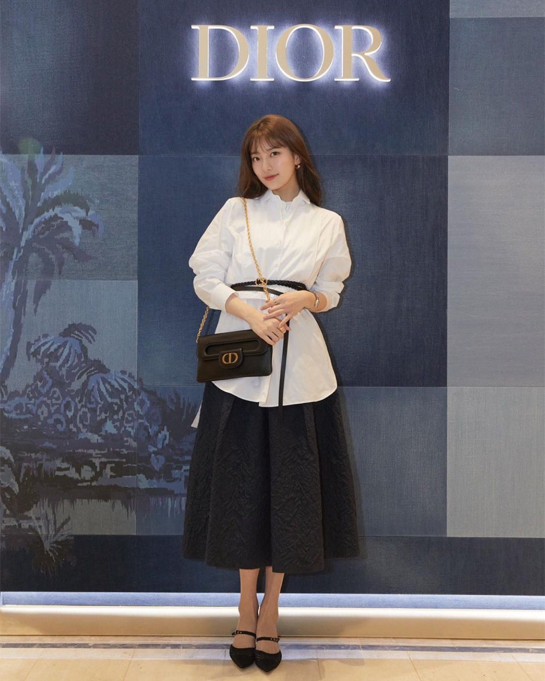 Vượt mặt Jisoo, Suzy mới là sao Hàn được Dior ưu ái đến độ đặc biệt "độc nhất vô nhị" như thế này - 4 Vượt mặt Jisoo, Suzy mới là sao Hàn được Dior ưu ái đến độ đặc biệt "độc nhất vô nhị" như thế này - 4
