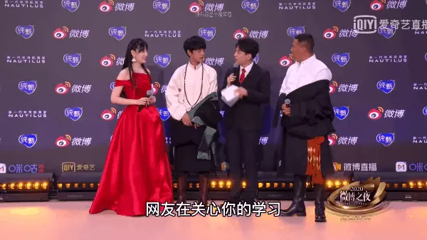 MC Weibo và cuộc phỏng vấn khiến cả Cbiz bức xúc: Angela Baby - Nhiệt Ba 'cứng họng', hotboy cưỡi ngựa bối rối đến đáng thương - 9 MC Weibo và cuộc phỏng vấn khiến cả Cbiz bức xúc: Angela Baby - Nhiệt Ba 'cứng họng', hotboy cưỡi ngựa bối rối đến đáng thương - 9