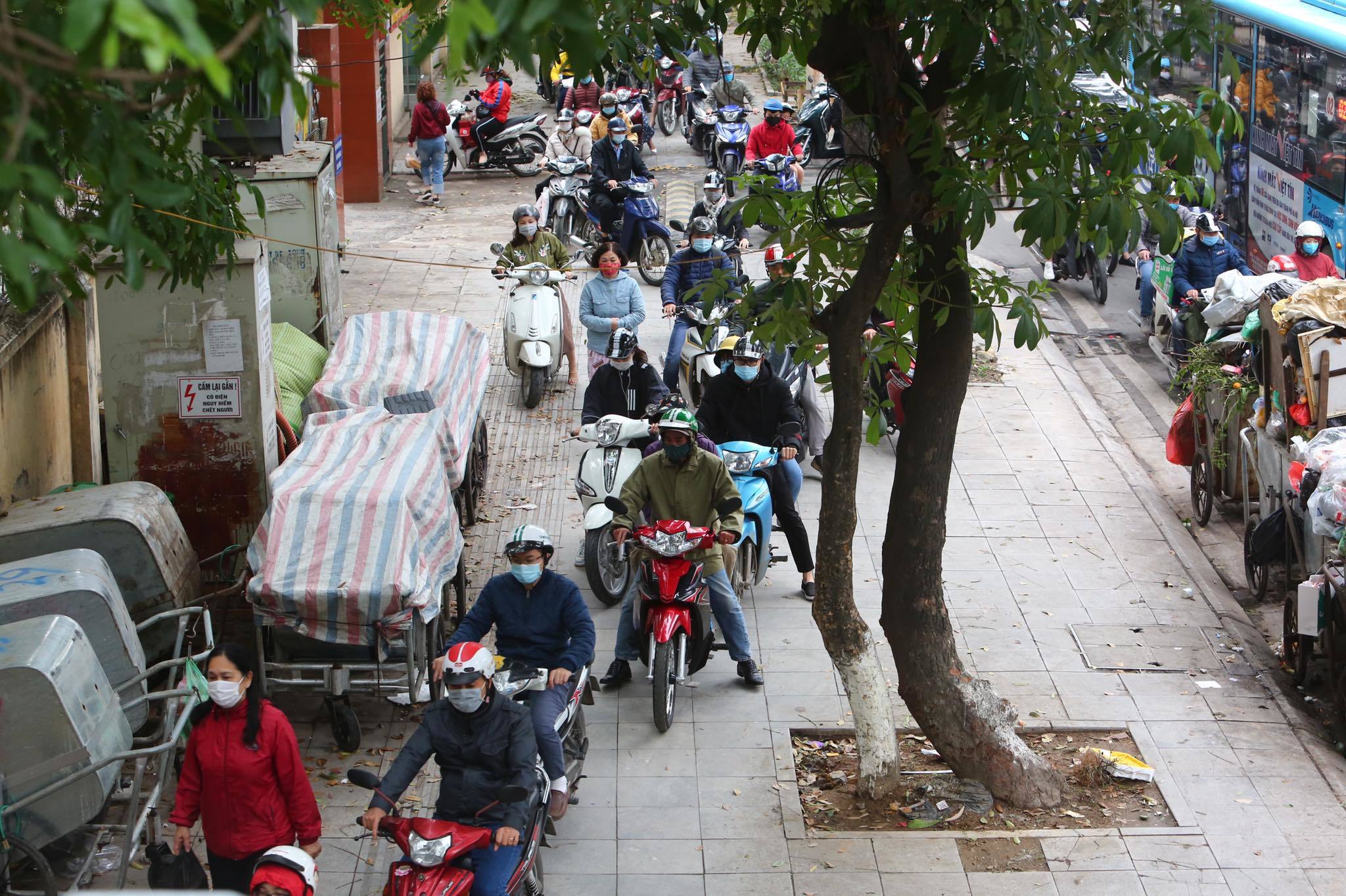 Học sinh trở lại trường, đường Hà Nội ùn tắc kéo dài - 6 Học sinh trở lại trường, đường Hà Nội ùn tắc kéo dài - 6