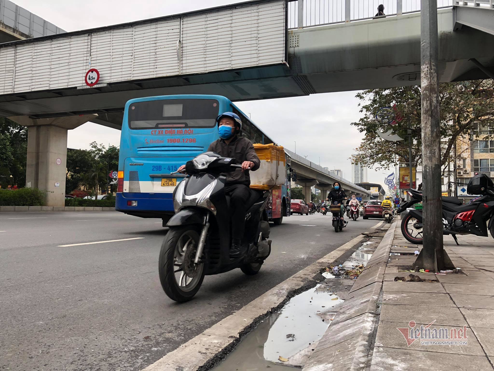 Học sinh trở lại trường, đường Hà Nội ùn tắc kéo dài Học sinh trở lại trường, đường Hà Nội ùn tắc kéo dài